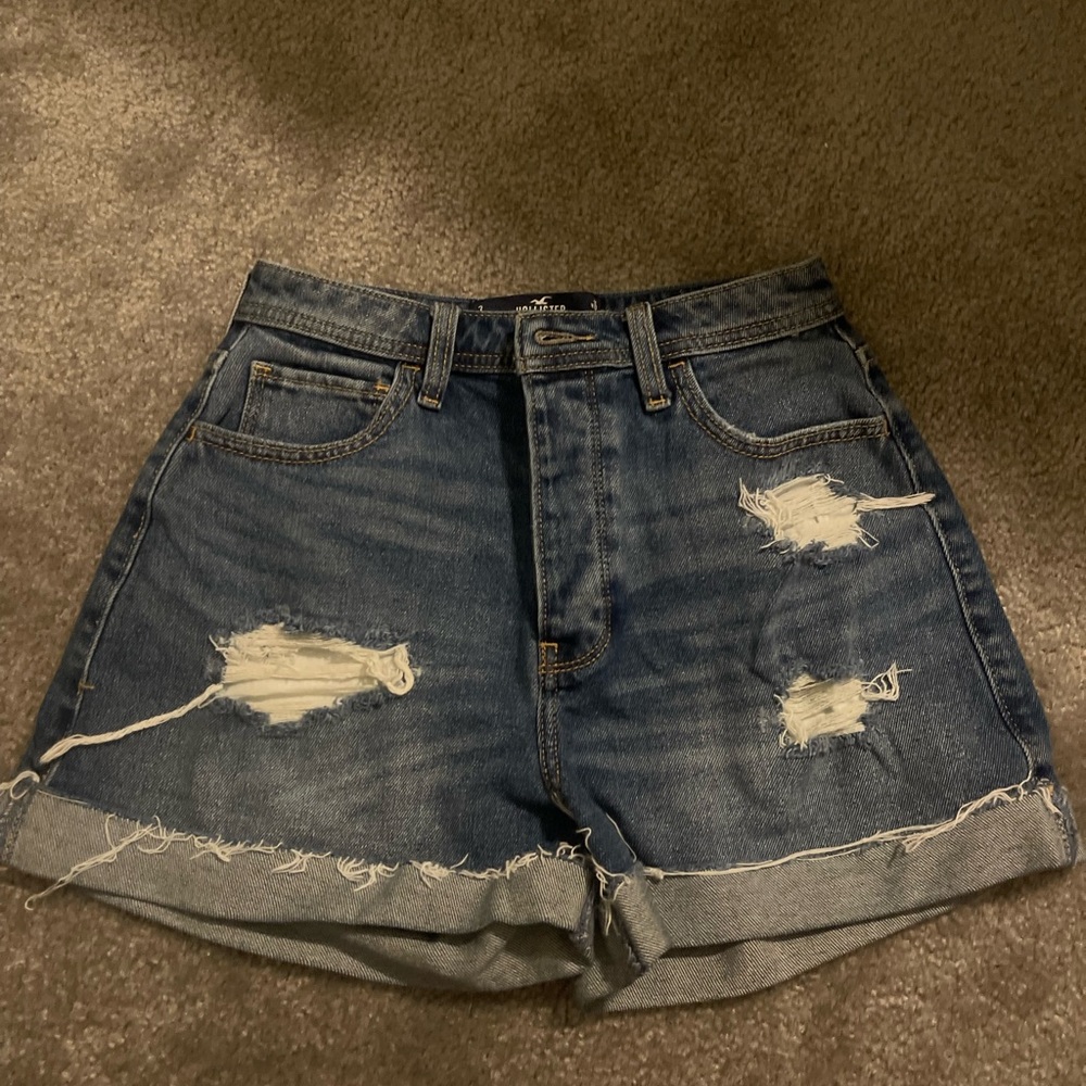 Hollister Curvy Ultra-High Rise Denim Mom Shorts 3”